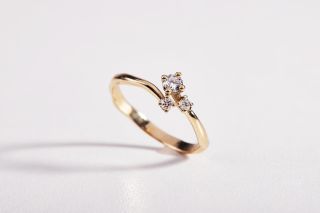 Další zásnuby! Jakpak asi dopadly… 🧐 zlatý prsten s diamantovou trojicí #ring #wedding #diamond ❤️💍💙