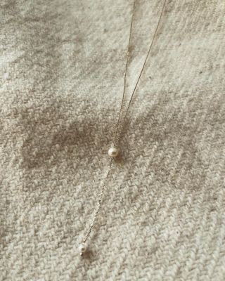 Jemný zlatý řetízek s perlami